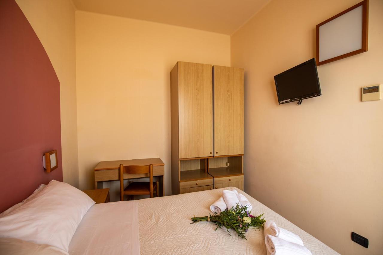 Hotel Xxv Aprile Casa Per Ferie Albenga Exterior foto
