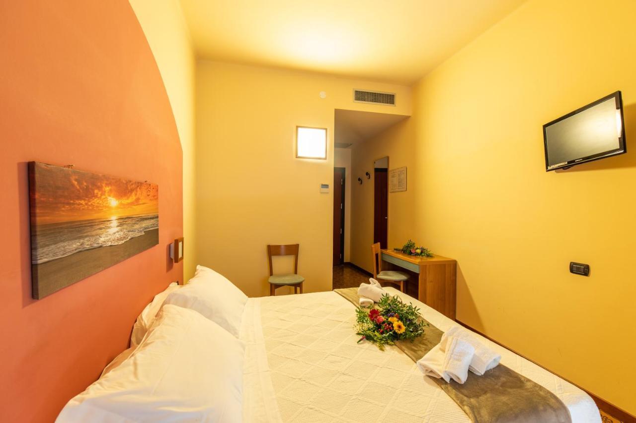 Hotel Xxv Aprile Casa Per Ferie Albenga Exterior foto
