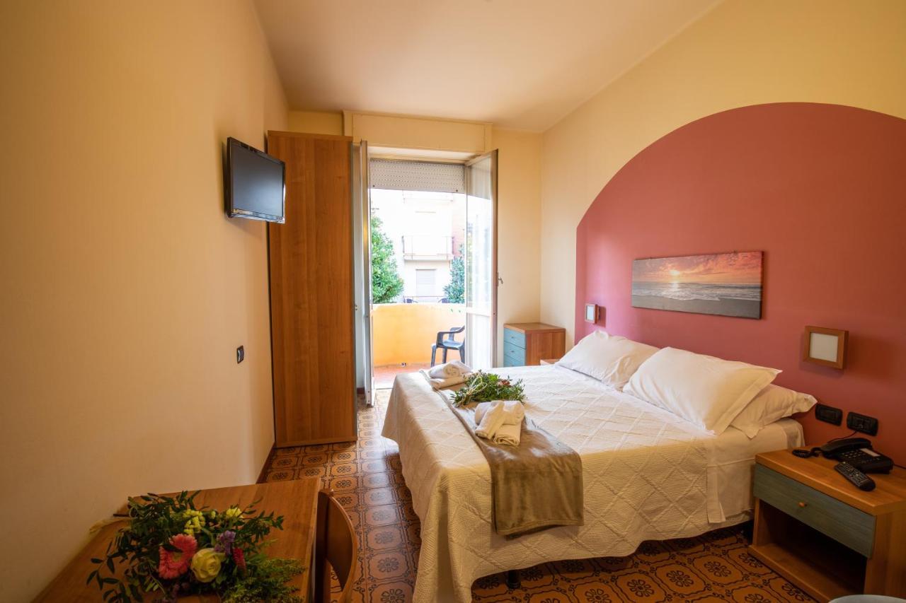 Hotel Xxv Aprile Casa Per Ferie Albenga Exterior foto